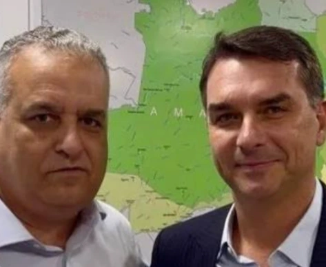 Flávio Bolsonaro ao lado de Alfredo Gaspar durante o anúncio da chapa presidencial com o candidato a vice-presidente.